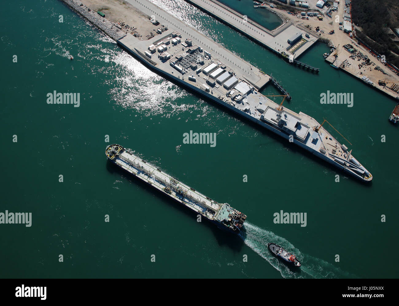 Il Mose (Modulo Sperimentale Elettromeccanico) è un progetto o un lavoro di ingegneria civile, ambientale e idraulico (o geoingegneria), ancora in costruzione, finalizzate alla difesa di Venezia e della sua laguna dalle acque alte, attraverso la costruzione di schiere di porte mobili poste a scomparsa al cosiddetto ingressi (le porte che collegano la laguna con il mare aperto attraverso il quale si realizza il flusso e riflusso della marea) del Lido, Malamocco e Chioggia, che è in grado di isolare temporaneamente la laguna di Venezia dal mare Adriatico durante l'alta marea eventi. La nuova sezione in costruzione in Ma Foto Stock