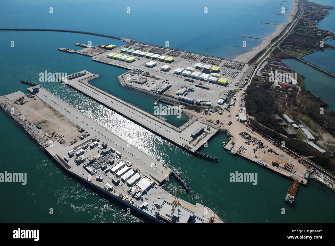 Il Mose (Modulo Sperimentale Elettromeccanico) è un progetto o un lavoro di ingegneria civile, ambientale e idraulico (o geoingegneria), ancora in costruzione, finalizzate alla difesa di Venezia e della sua laguna dalle acque alte, attraverso la costruzione di schiere di porte mobili poste a scomparsa al cosiddetto ingressi (le porte che collegano la laguna con il mare aperto attraverso il quale si realizza il flusso e riflusso della marea) del Lido, Malamocco e Chioggia, che è in grado di isolare temporaneamente la laguna di Venezia dal mare Adriatico durante l'alta marea eventi. La nuova sezione in costruzione in Ma Foto Stock