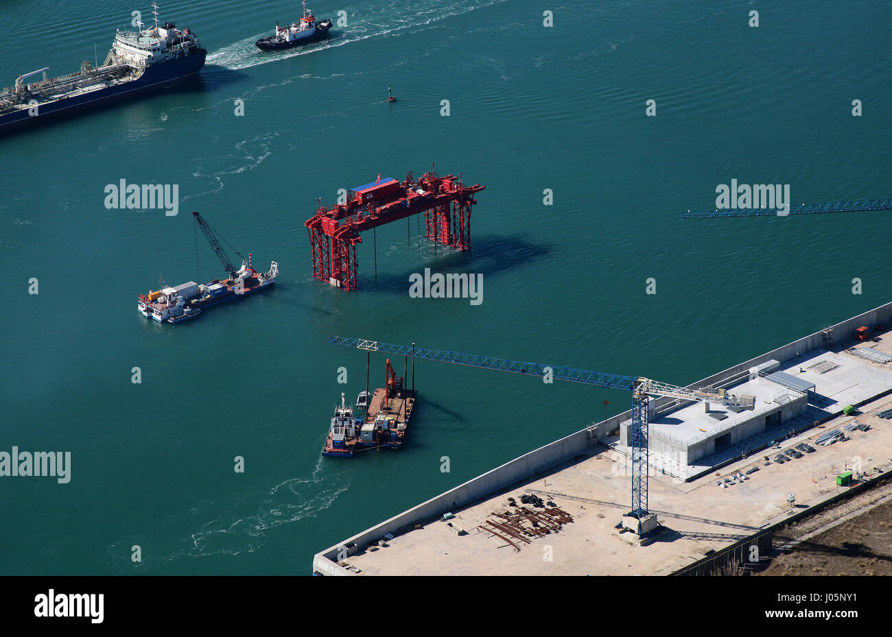 Il Mose (Modulo Sperimentale Elettromeccanico) è un progetto o un lavoro di ingegneria civile, ambientale e idraulico (o geoingegneria), ancora in costruzione, finalizzate alla difesa di Venezia e della sua laguna dalle acque alte, attraverso la costruzione di schiere di porte mobili poste a scomparsa al cosiddetto ingressi (le porte che collegano la laguna con il mare aperto attraverso il quale si realizza il flusso e riflusso della marea) del Lido, Malamocco e Chioggia, che è in grado di isolare temporaneamente la laguna di Venezia dal mare Adriatico durante l'alta marea eventi. La nuova sezione in costruzione in Ma Foto Stock