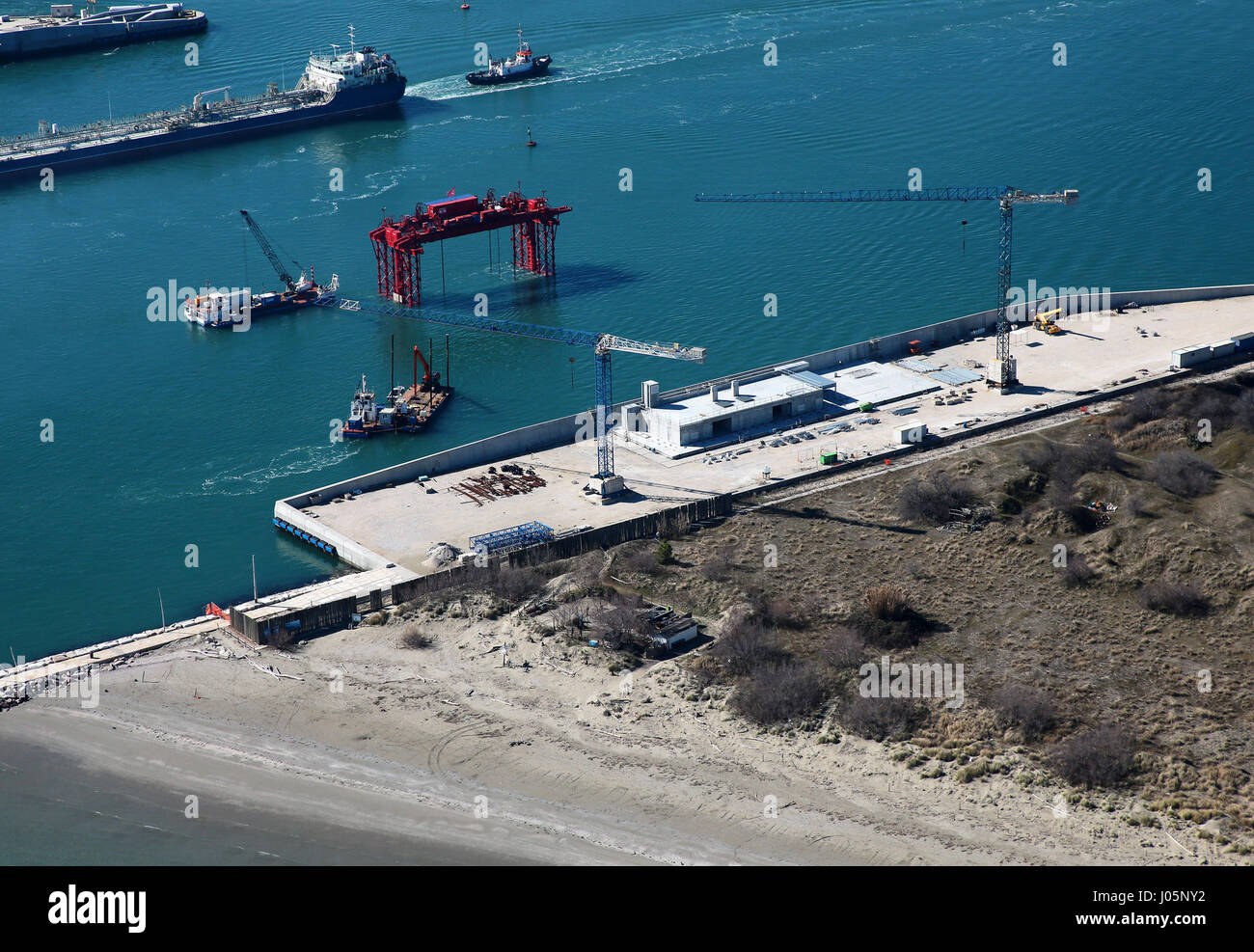 Il Mose (Modulo Sperimentale Elettromeccanico) è un progetto o un lavoro di ingegneria civile, ambientale e idraulico (o geoingegneria), ancora in costruzione, finalizzate alla difesa di Venezia e della sua laguna dalle acque alte, attraverso la costruzione di schiere di porte mobili poste a scomparsa al cosiddetto ingressi (le porte che collegano la laguna con il mare aperto attraverso il quale si realizza il flusso e riflusso della marea) del Lido, Malamocco e Chioggia, che è in grado di isolare temporaneamente la laguna di Venezia dal mare Adriatico durante l'alta marea eventi. La nuova sezione in costruzione in Ma Foto Stock