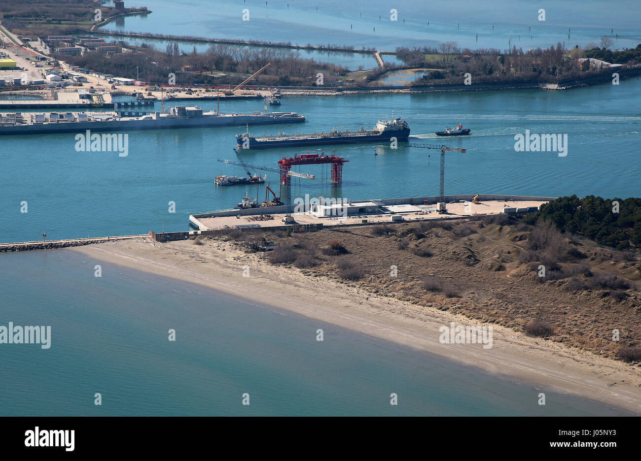 Il Mose (Modulo Sperimentale Elettromeccanico) è un progetto o un lavoro di ingegneria civile, ambientale e idraulico (o geoingegneria), ancora in costruzione, finalizzate alla difesa di Venezia e della sua laguna dalle acque alte, attraverso la costruzione di schiere di porte mobili poste a scomparsa al cosiddetto ingressi (le porte che collegano la laguna con il mare aperto attraverso il quale si realizza il flusso e riflusso della marea) del Lido, Malamocco e Chioggia, che è in grado di isolare temporaneamente la laguna di Venezia dal mare Adriatico durante l'alta marea eventi. La nuova sezione in costruzione in Ma Foto Stock