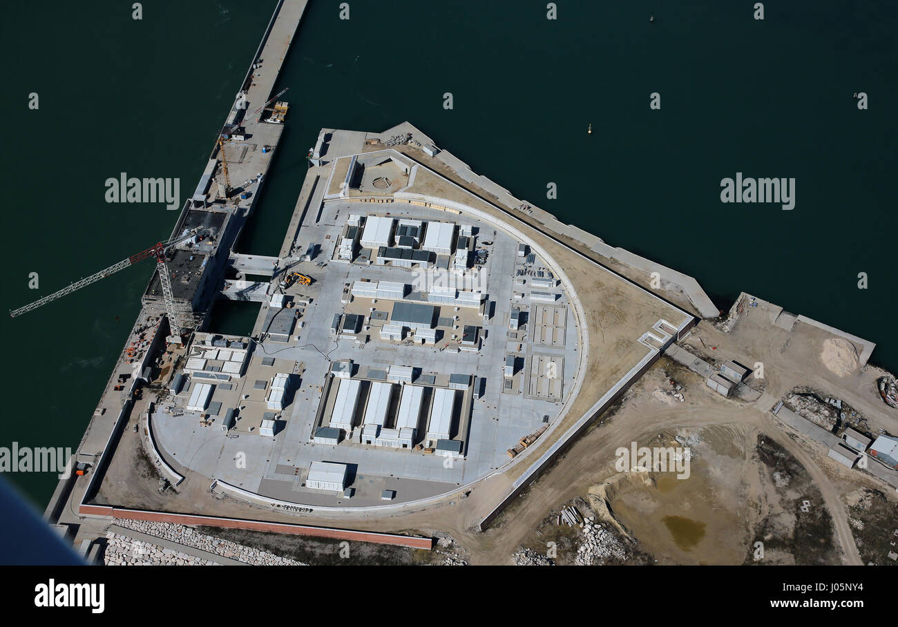 Il Mose (Modulo Sperimentale Elettromeccanico) è un progetto o un lavoro di ingegneria civile, ambientale e idraulico (o geoingegneria), ancora in costruzione, finalizzate alla difesa di Venezia e della sua laguna dalle acque alte, attraverso la costruzione di schiere di porte mobili poste a scomparsa al cosiddetto ingressi (le porte che collegano la laguna con il mare aperto attraverso il quale si realizza il flusso e riflusso della marea) del Lido, Malamocco e Chioggia, che è in grado di isolare temporaneamente la laguna di Venezia dal mare Adriatico durante l'alta marea eventi. Dove: Venezia, Veneto, Italia Quando: 10 m Foto Stock