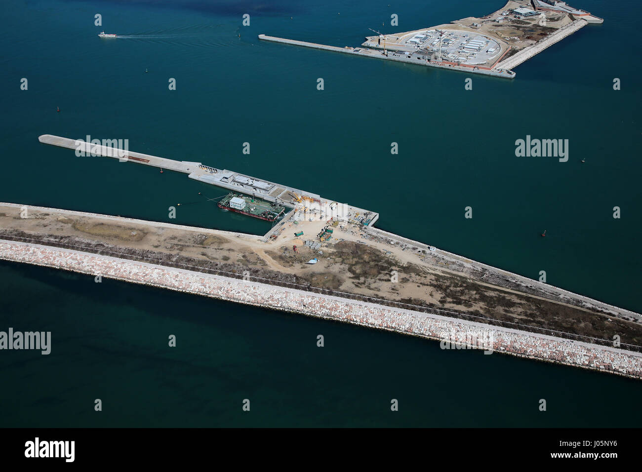 Il Mose (Modulo Sperimentale Elettromeccanico) è un progetto o un lavoro di ingegneria civile, ambientale e idraulico (o geoingegneria), ancora in costruzione, finalizzate alla difesa di Venezia e della sua laguna dalle acque alte, attraverso la costruzione di schiere di porte mobili poste a scomparsa al cosiddetto ingressi (le porte che collegano la laguna con il mare aperto attraverso il quale si realizza il flusso e riflusso della marea) del Lido, Malamocco e Chioggia, che è in grado di isolare temporaneamente la laguna di Venezia dal mare Adriatico durante l'alta marea eventi. Dove: Venezia, Veneto, Italia Quando: 10 m Foto Stock