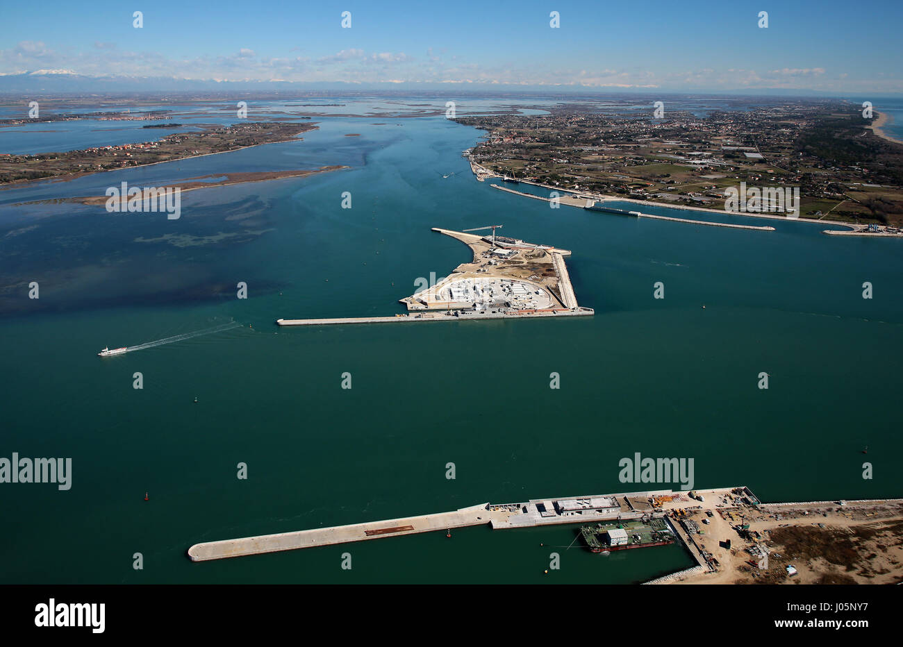 Il Mose (Modulo Sperimentale Elettromeccanico) è un progetto o un lavoro di ingegneria civile, ambientale e idraulico (o geoingegneria), ancora in costruzione, finalizzate alla difesa di Venezia e della sua laguna dalle acque alte, attraverso la costruzione di schiere di porte mobili poste a scomparsa al cosiddetto ingressi (le porte che collegano la laguna con il mare aperto attraverso il quale si realizza il flusso e riflusso della marea) del Lido, Malamocco e Chioggia, che è in grado di isolare temporaneamente la laguna di Venezia dal mare Adriatico durante l'alta marea eventi. Dove: Venezia, Veneto, Italia Quando: 10 m Foto Stock