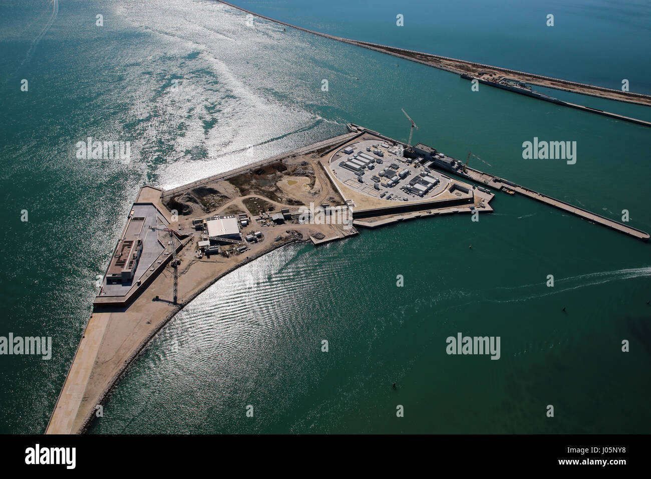 Il Mose (Modulo Sperimentale Elettromeccanico) è un progetto o un lavoro di ingegneria civile, ambientale e idraulico (o geoingegneria), ancora in costruzione, finalizzate alla difesa di Venezia e della sua laguna dalle acque alte, attraverso la costruzione di schiere di porte mobili poste a scomparsa al cosiddetto ingressi (le porte che collegano la laguna con il mare aperto attraverso il quale si realizza il flusso e riflusso della marea) del Lido, Malamocco e Chioggia, che è in grado di isolare temporaneamente la laguna di Venezia dal mare Adriatico durante l'alta marea eventi. Dove: Venezia, Veneto, Italia Quando: 10 m Foto Stock