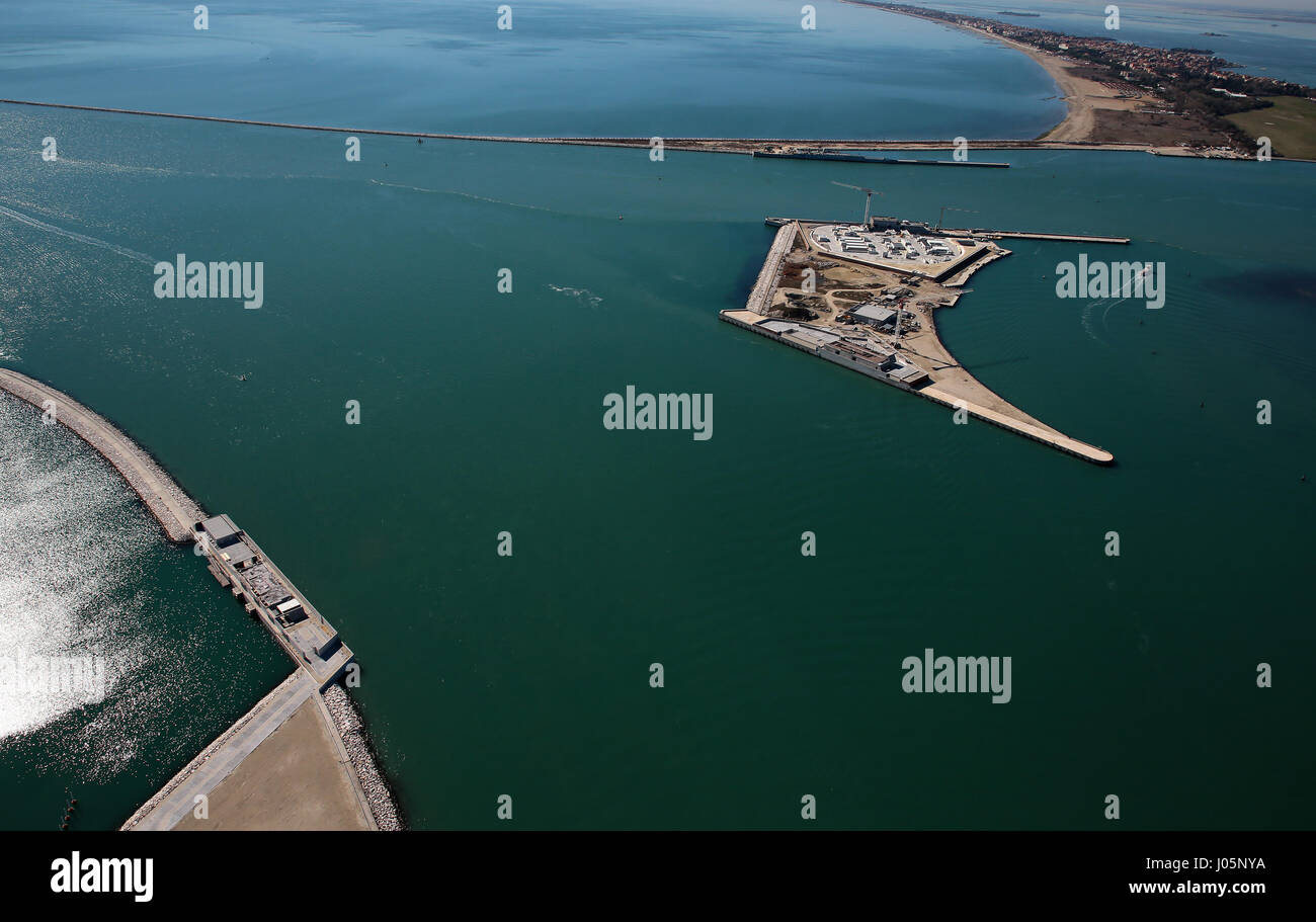 Il Mose (Modulo Sperimentale Elettromeccanico) è un progetto o un lavoro di ingegneria civile, ambientale e idraulico (o geoingegneria), ancora in costruzione, finalizzate alla difesa di Venezia e della sua laguna dalle acque alte, attraverso la costruzione di schiere di porte mobili poste a scomparsa al cosiddetto ingressi (le porte che collegano la laguna con il mare aperto attraverso il quale si realizza il flusso e riflusso della marea) del Lido, Malamocco e Chioggia, che è in grado di isolare temporaneamente la laguna di Venezia dal mare Adriatico durante l'alta marea eventi. Dove: Venezia, Veneto, Italia Quando: 10 m Foto Stock