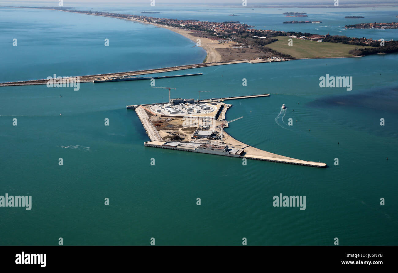 Il Mose (Modulo Sperimentale Elettromeccanico) è un progetto o un lavoro di ingegneria civile, ambientale e idraulico (o geoingegneria), ancora in costruzione, finalizzate alla difesa di Venezia e della sua laguna dalle acque alte, attraverso la costruzione di schiere di porte mobili poste a scomparsa al cosiddetto ingressi (le porte che collegano la laguna con il mare aperto attraverso il quale si realizza il flusso e riflusso della marea) del Lido, Malamocco e Chioggia, che è in grado di isolare temporaneamente la laguna di Venezia dal mare Adriatico durante l'alta marea eventi. Dove: Venezia, Veneto, Italia Quando: 10 m Foto Stock