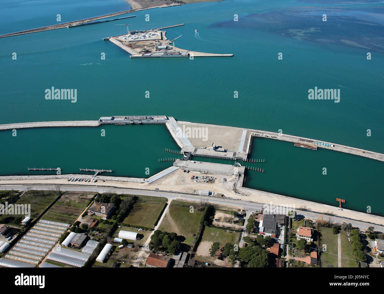 Il Mose (Modulo Sperimentale Elettromeccanico) è un progetto o un lavoro di ingegneria civile, ambientale e idraulico (o geoingegneria), ancora in costruzione, finalizzate alla difesa di Venezia e della sua laguna dalle acque alte, attraverso la costruzione di schiere di porte mobili poste a scomparsa al cosiddetto ingressi (le porte che collegano la laguna con il mare aperto attraverso il quale si realizza il flusso e riflusso della marea) del Lido, Malamocco e Chioggia, che è in grado di isolare temporaneamente la laguna di Venezia dal mare Adriatico durante l'alta marea eventi. Dove: Venezia, Veneto, Italia Quando: 10 m Foto Stock