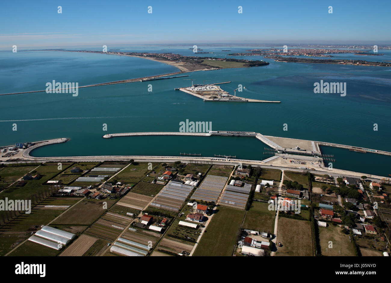 Il Mose (Modulo Sperimentale Elettromeccanico) è un progetto o un lavoro di ingegneria civile, ambientale e idraulico (o geoingegneria), ancora in costruzione, finalizzate alla difesa di Venezia e della sua laguna dalle acque alte, attraverso la costruzione di schiere di porte mobili poste a scomparsa al cosiddetto ingressi (le porte che collegano la laguna con il mare aperto attraverso il quale si realizza il flusso e riflusso della marea) del Lido, Malamocco e Chioggia, che è in grado di isolare temporaneamente la laguna di Venezia dal mare Adriatico durante l'alta marea eventi. Dove: Venezia, Veneto, Italia Quando: 10 m Foto Stock