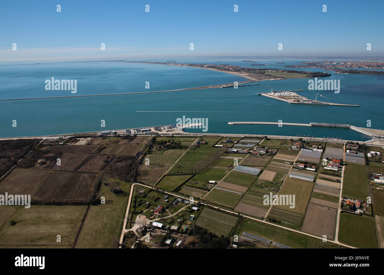 Il Mose (Modulo Sperimentale Elettromeccanico) è un progetto o un lavoro di ingegneria civile, ambientale e idraulico (o geoingegneria), ancora in costruzione, finalizzate alla difesa di Venezia e della sua laguna dalle acque alte, attraverso la costruzione di schiere di porte mobili poste a scomparsa al cosiddetto ingressi (le porte che collegano la laguna con il mare aperto attraverso il quale si realizza il flusso e riflusso della marea) del Lido, Malamocco e Chioggia, che è in grado di isolare temporaneamente la laguna di Venezia dal mare Adriatico durante l'alta marea eventi. Dove: Venezia, Veneto, Italia Quando: 10 m Foto Stock