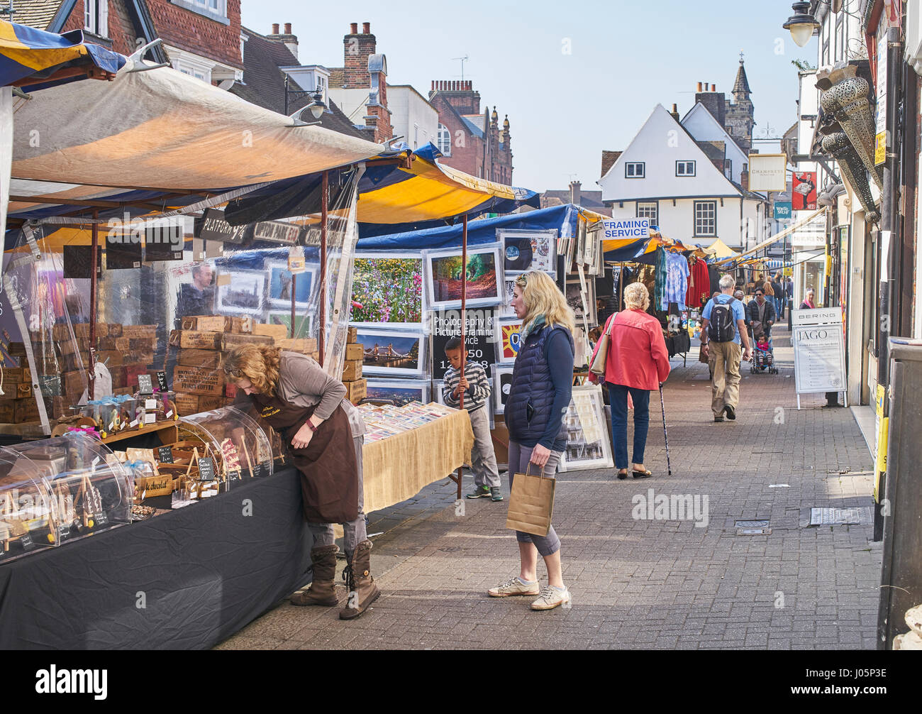 Gli amanti dello shopping a St Albans street market Foto Stock