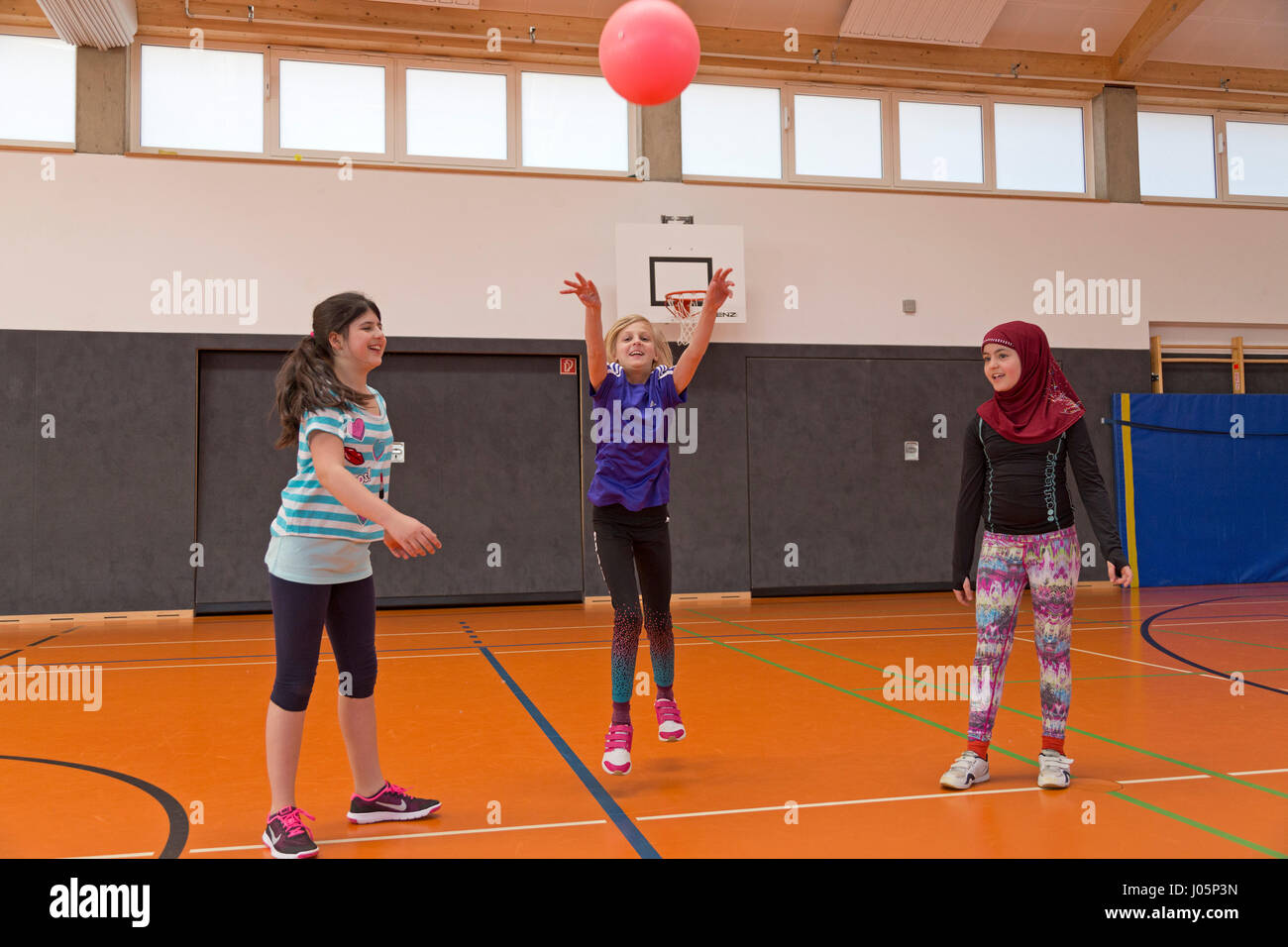 Ragazze in educazione fisica presso la scuola primaria, Bassa Sassonia, Germania Foto Stock