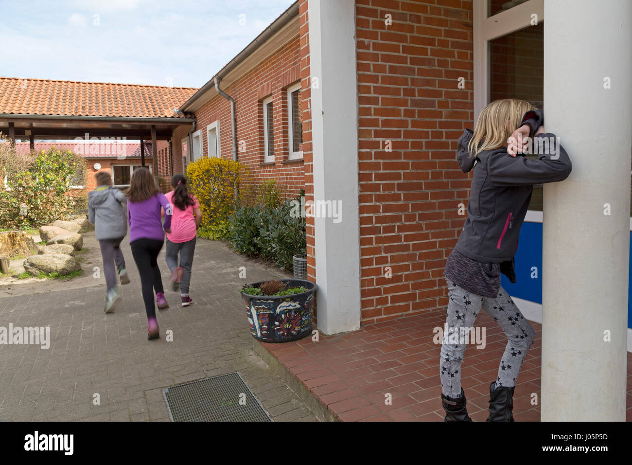 Alunni di scuola primaria di giocare a nascondino durante la pausa, Bassa Sassonia, Germania Foto Stock