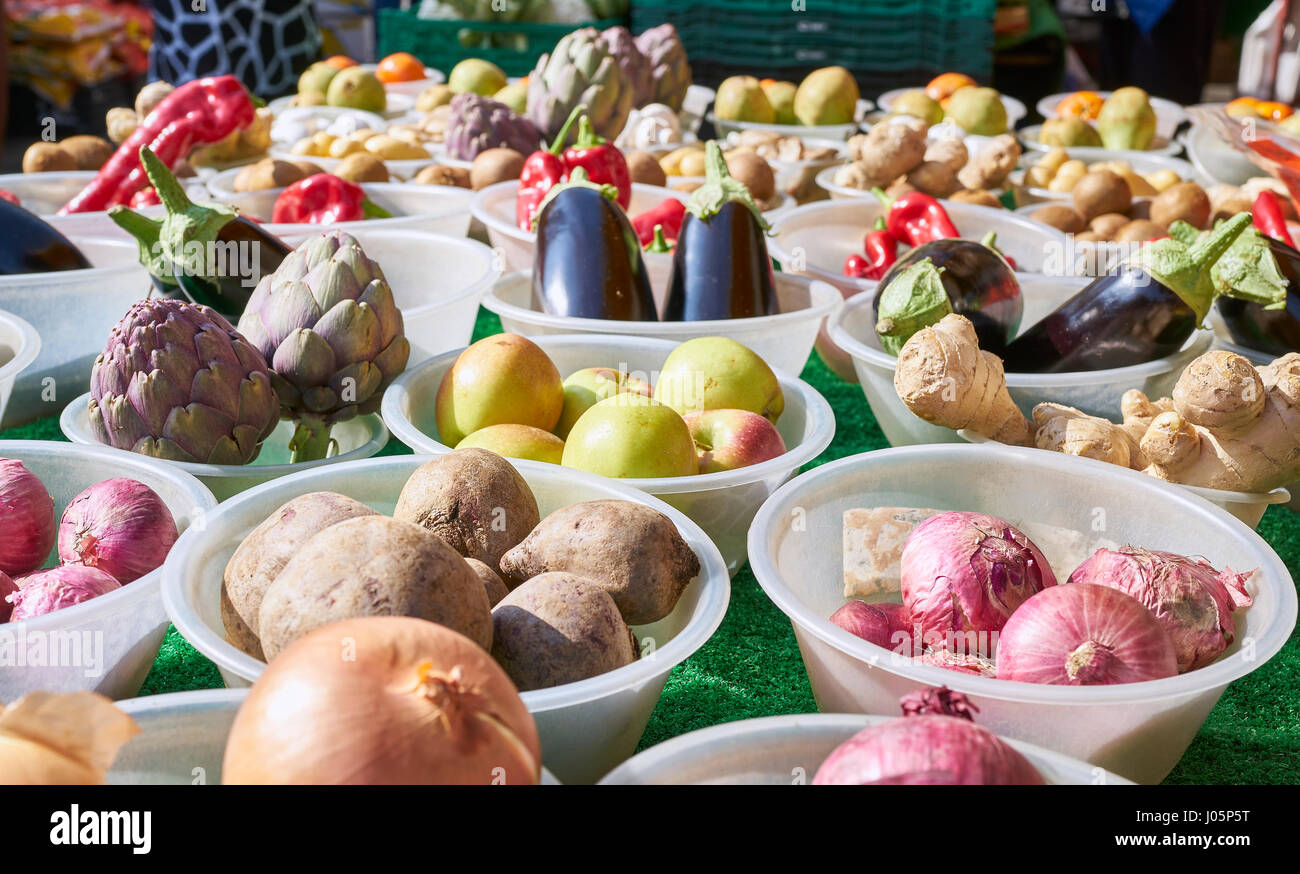 Bocce di frutta e verdura fresca Foto Stock