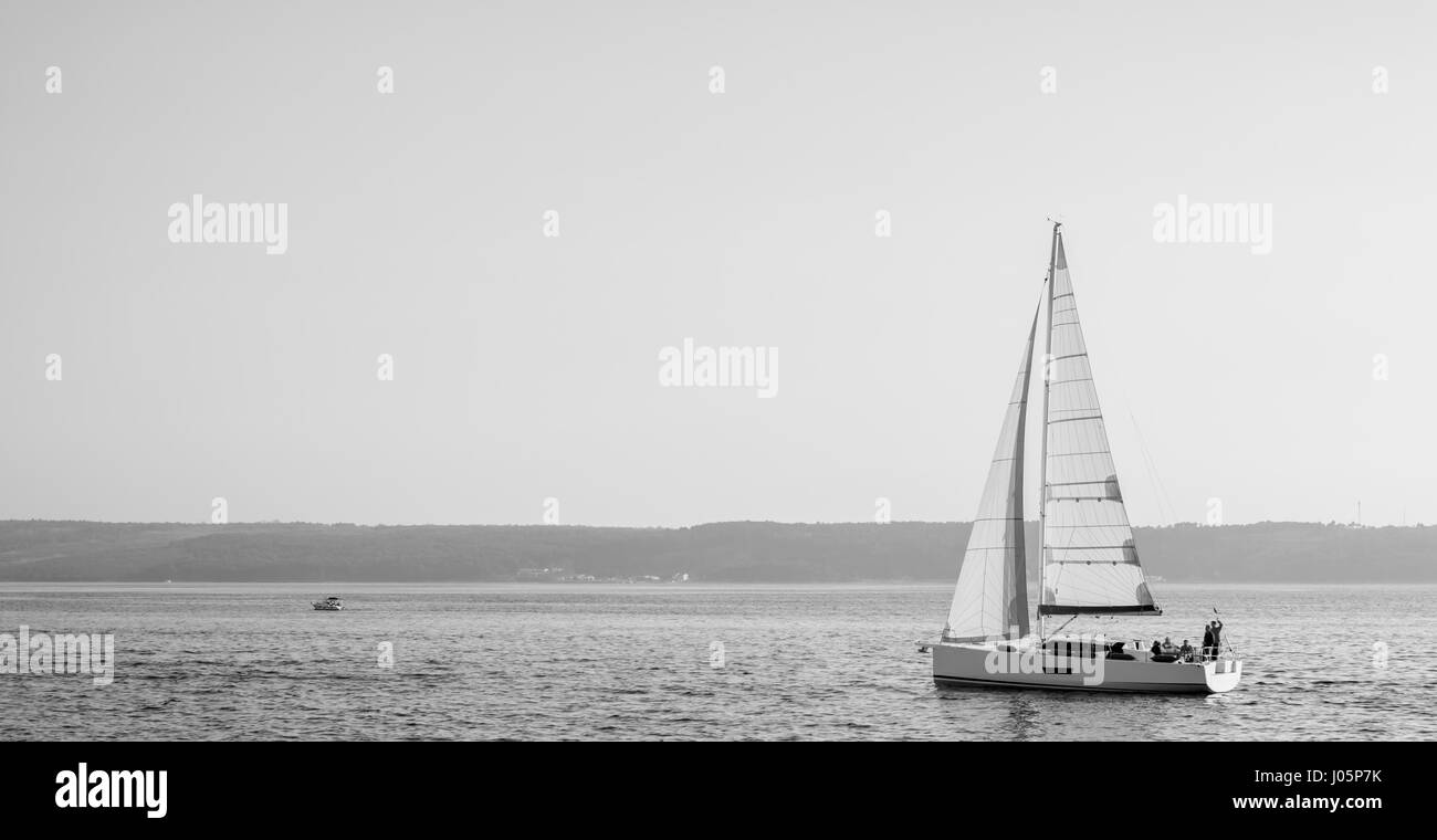 Nave a vela yacht di lusso in bianco e nero Foto Stock