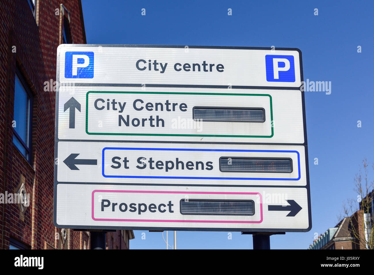 Il traffico su strada parcheggio segni sul Ferensway in Kingston-upon-scafo,UK. Foto Stock