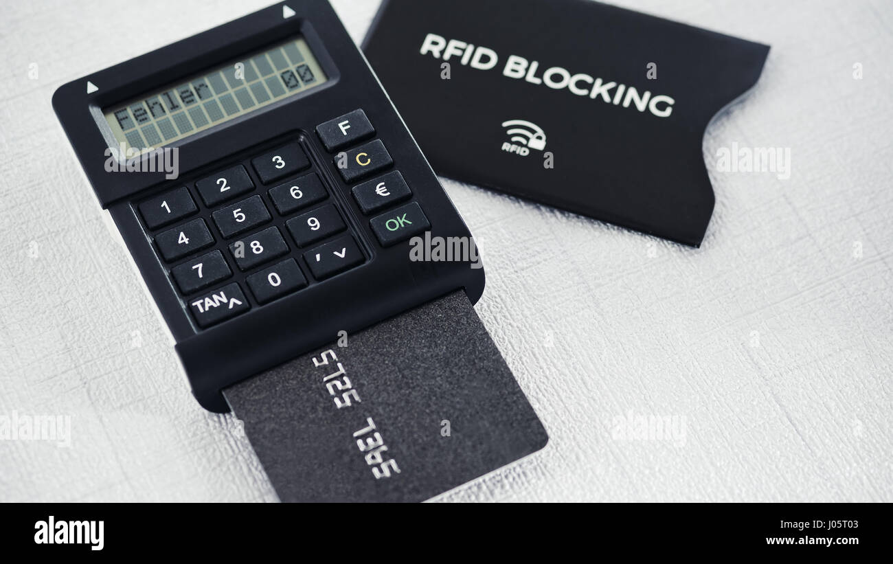 TAN generatore con carta di credito che mostra il messaggio di errore, il manicotto di protezione per proteggere la carta di credito in background Foto Stock