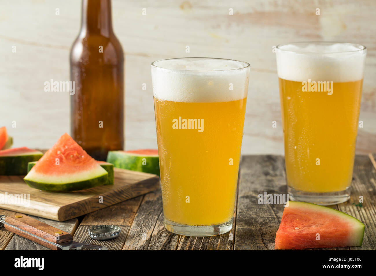 Dolce anguria alcolica della birra in una pinta di vetro Foto Stock