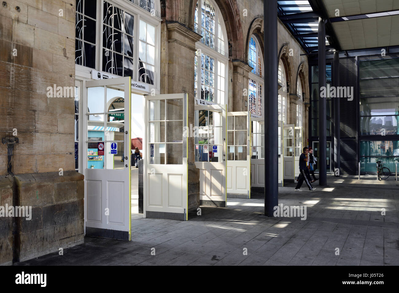 Kingston-upon-scafo,East Riding nello Yorkshire,UK:turistiche e la popolazione locale godetevi il luminoso caldo clima soleggiato nel Regno Unito 2017 città della cultura. Foto Stock