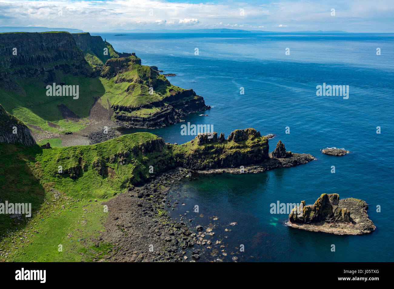 Cliff scenario porto na Plaeskin, da Causeway Coast sentiero, County Antrim, Irlanda del Nord, Regno Unito Foto Stock