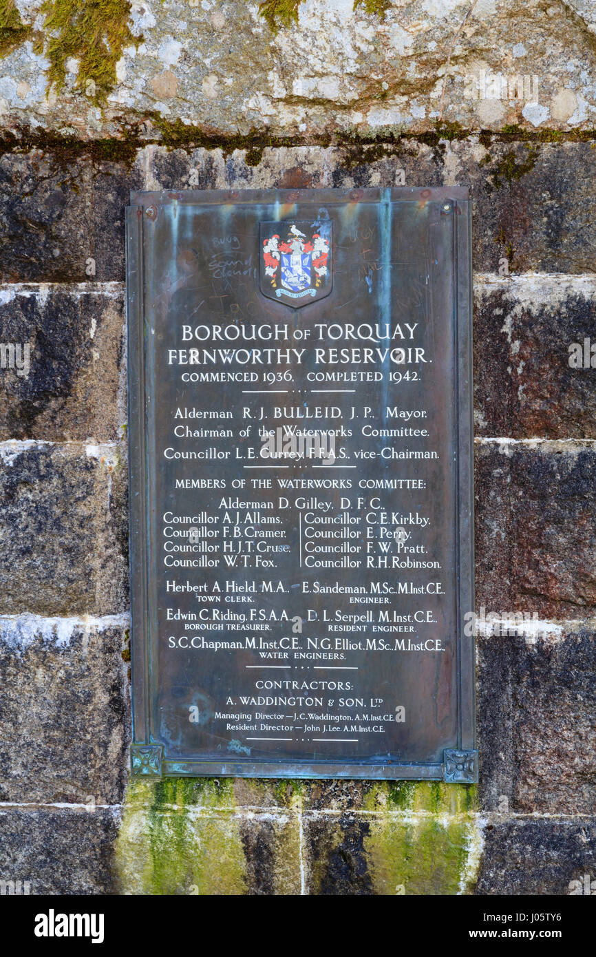 Bronzo Commemorative Plaque al serbatoio Fernworthy, Dartmoor. Alcuni graffitti marcature sul memoriale Foto Stock