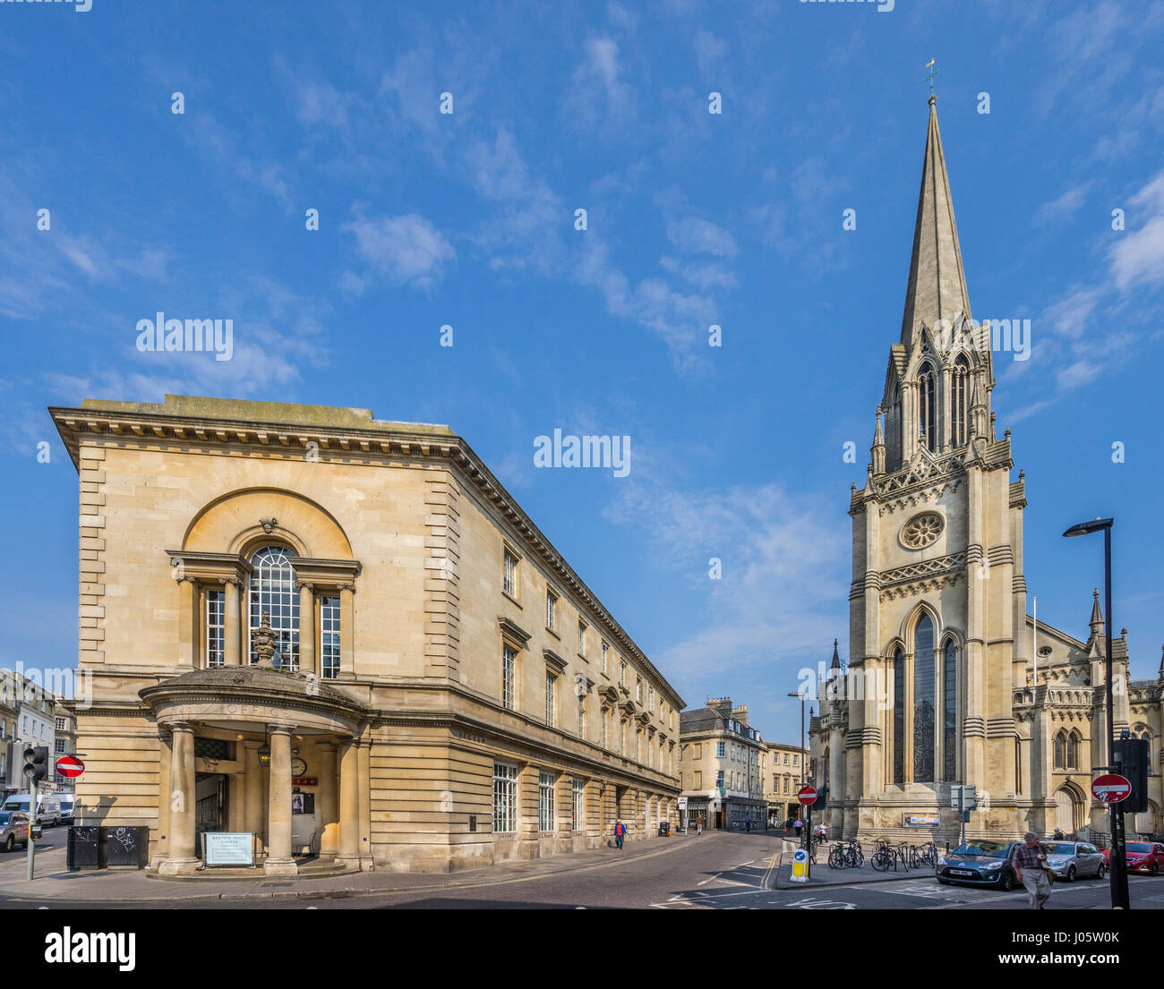 Regno Unito, Somerset, bagno, Broad Street, vista dell'edificio dell'ufficio postale e la chiesa di San Michele Foto Stock