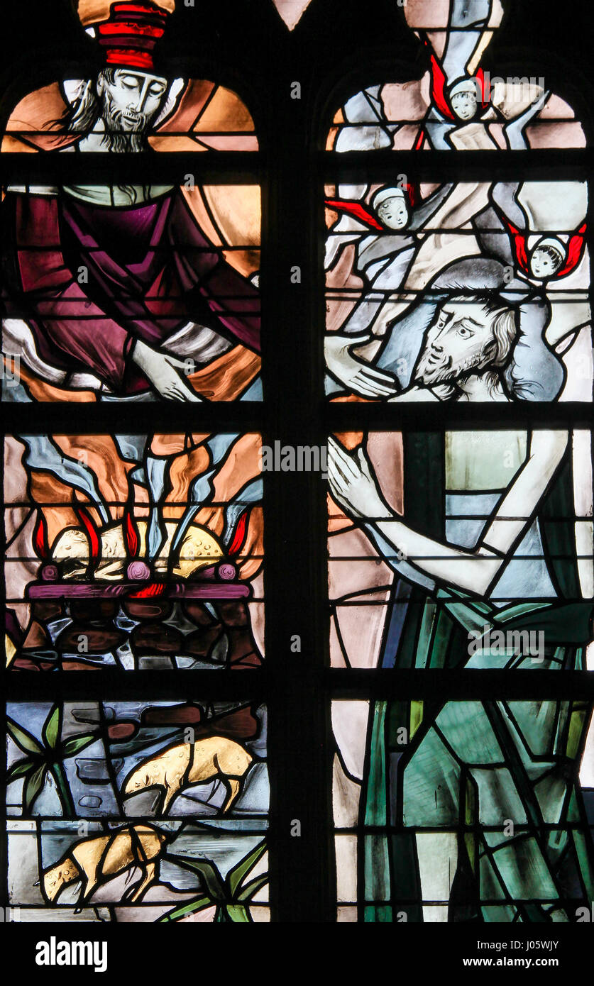 Vetro colorato nella chiesa di Tervuren, Belgio, raffigurante il dio raggiungendo la sua mano verso il Figlio suo Gesù Cristo e un agnello bruciore, simboleggiando Agnus D Foto Stock