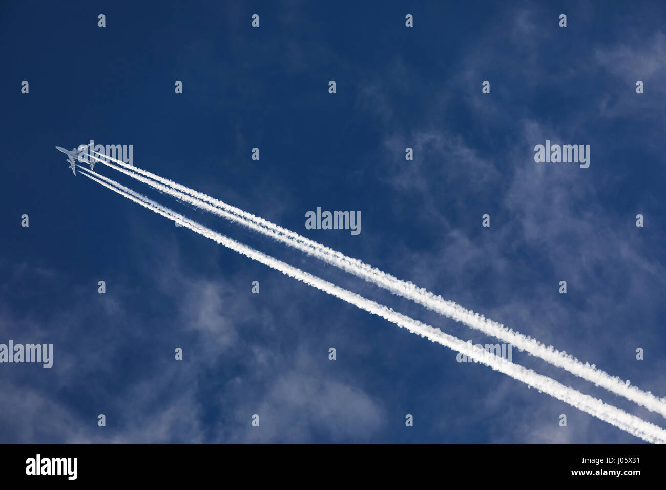 Alta altitudine aeromobili battenti in 37.000 piedi con contrails e cloud Foto Stock