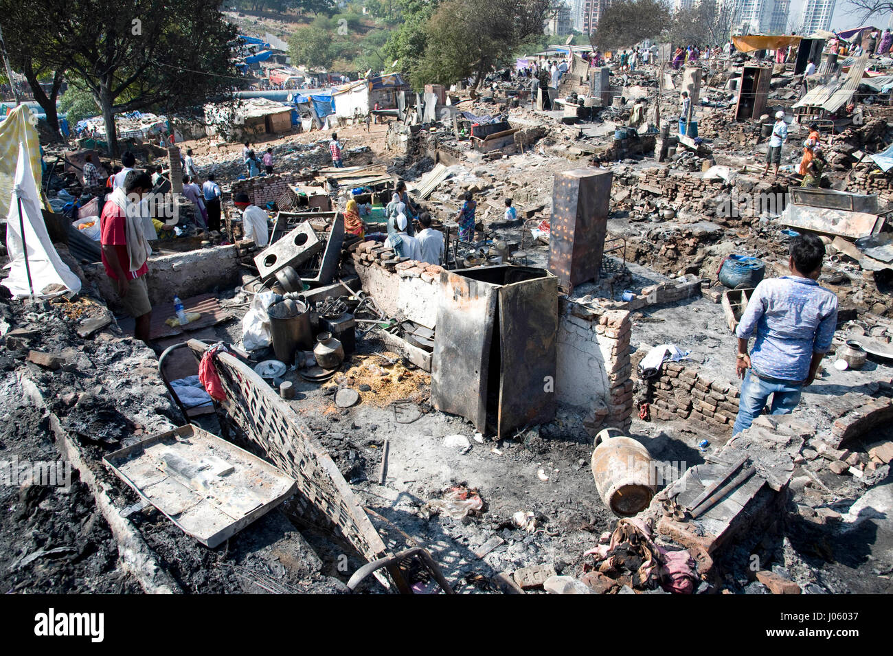 Baraccopoli distrutta nel fuoco, damu nagar, kandivali, Mumbai, Maharashtra, India, Asia Foto Stock