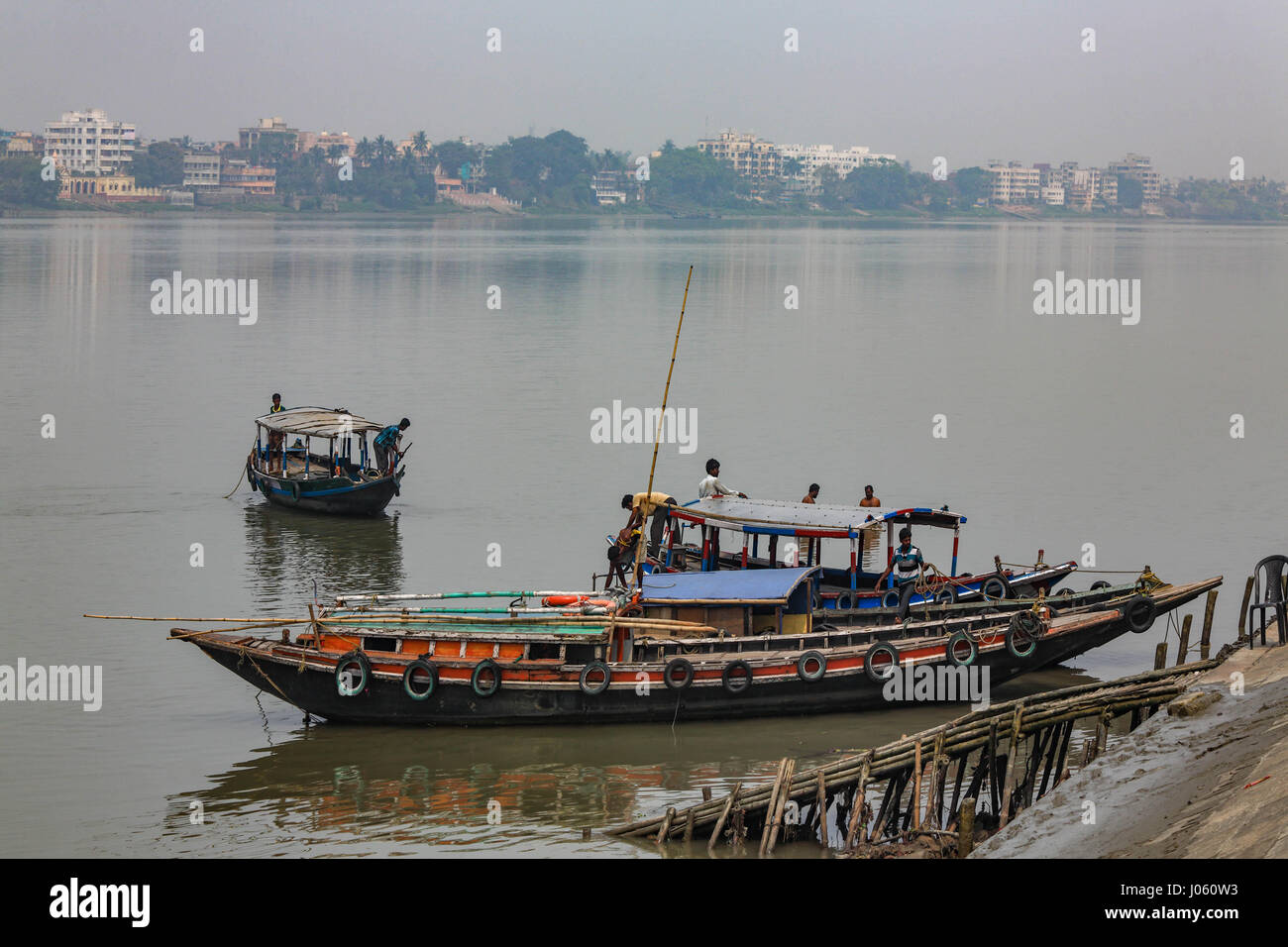Barche in legno nel Fiume Hooghly, Calcutta, West Bengal, India, Asia Foto Stock