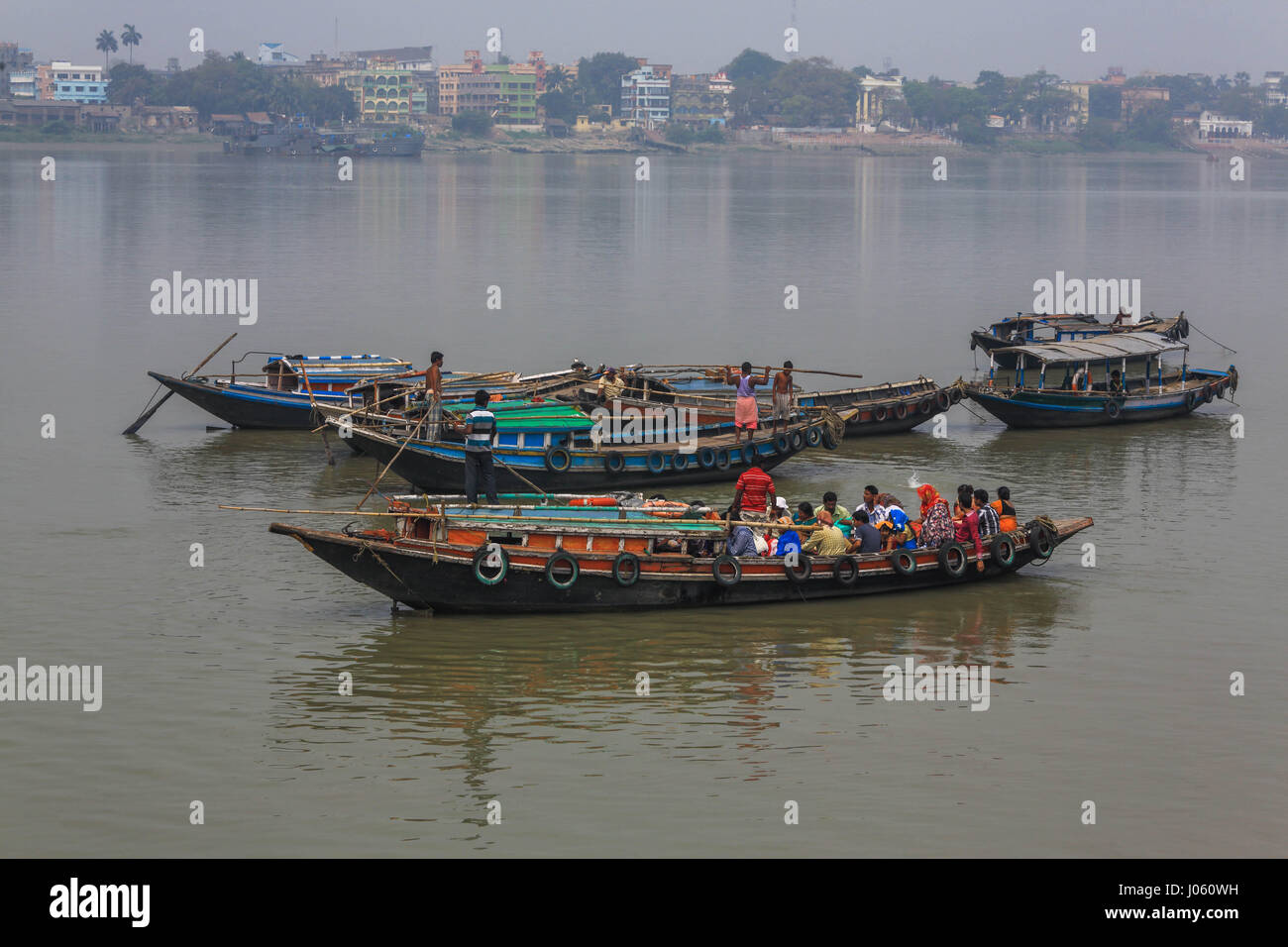 Barche in legno nel Fiume Hooghly, Calcutta, West Bengal, India, Asia Foto Stock