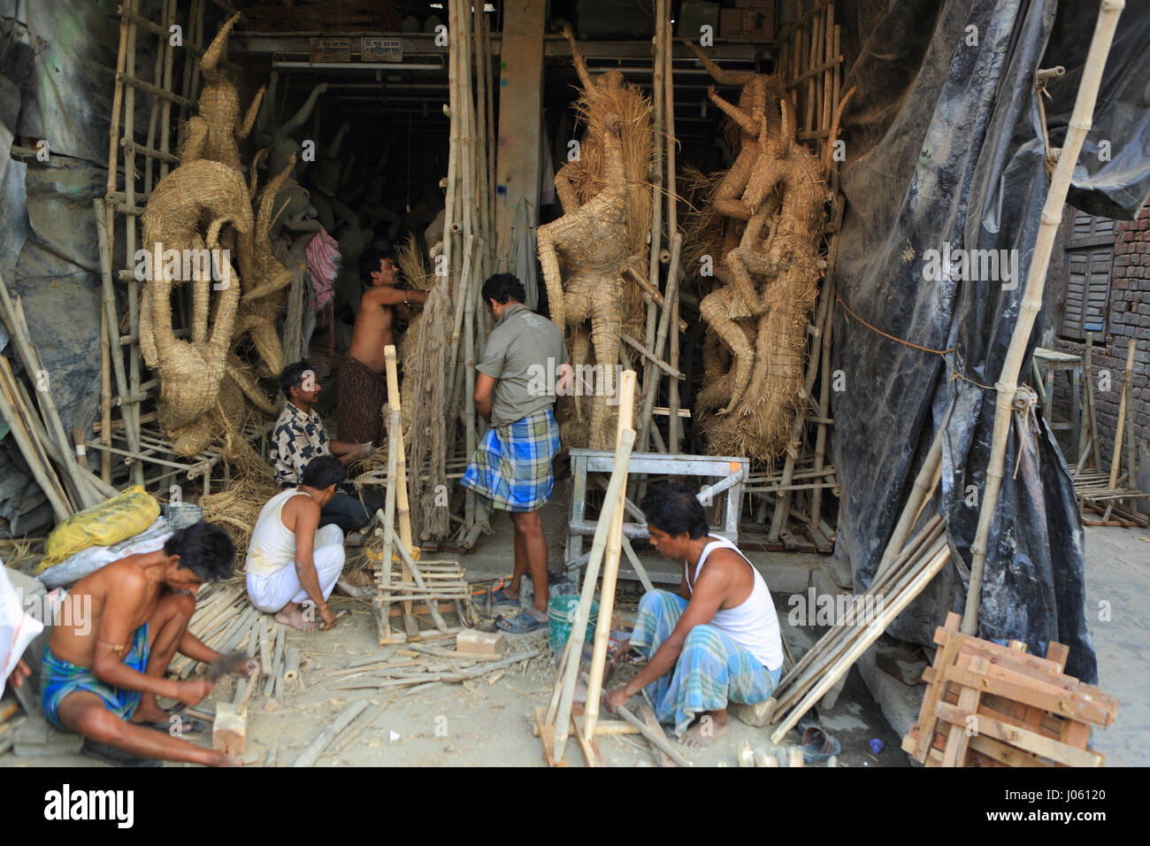 Le persone che lavorano in kumar tully potter lane, Calcutta, West Bengal, India, Asia Foto Stock
