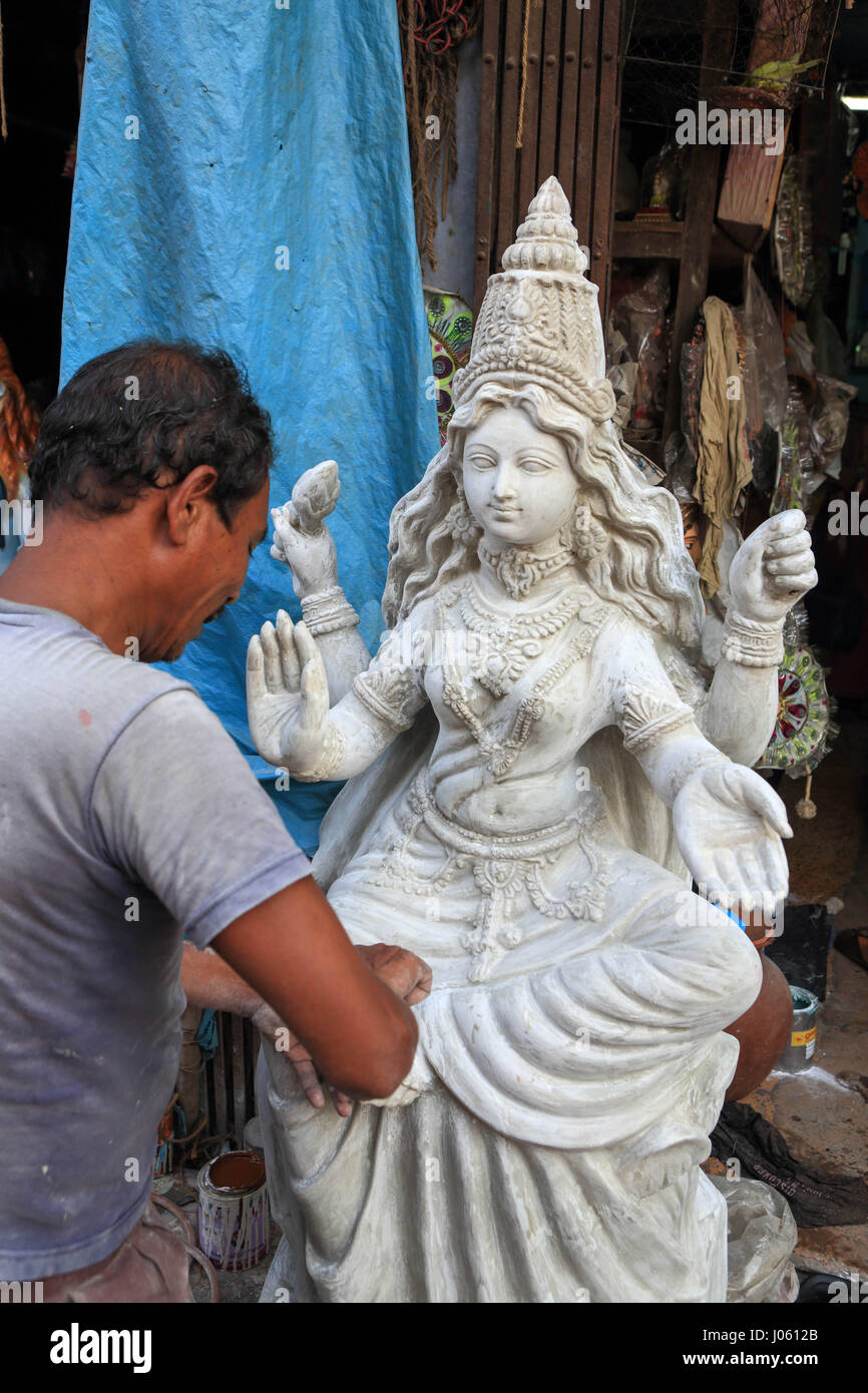 Uomo con statua in kumar tully potter lane, Calcutta, West Bengal, India, Asia Foto Stock