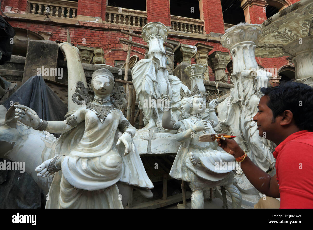 Scultore pittura idolo di argilla, Kumortuli potter lane, Calcutta, West Bengal, India, Asia Foto Stock