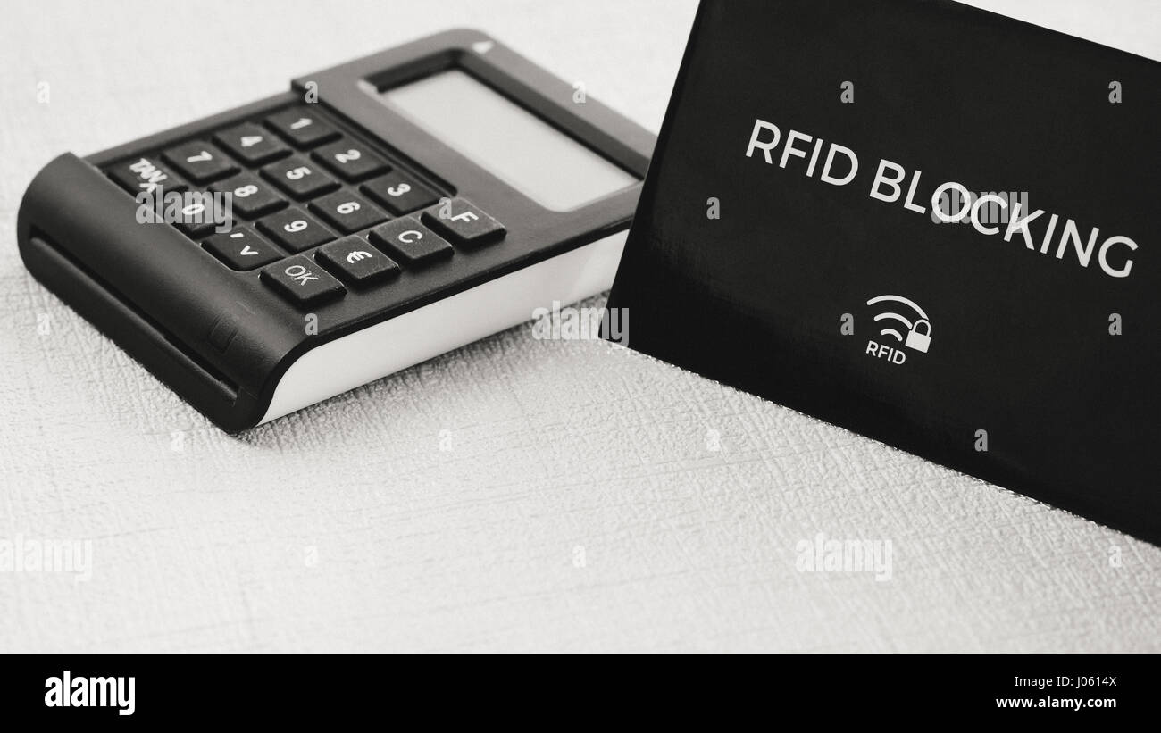 Protezione RFID manicotto per la carta di credito sicura da attacchi di hacking, TAN generatore nella terra di mezzo Foto Stock
