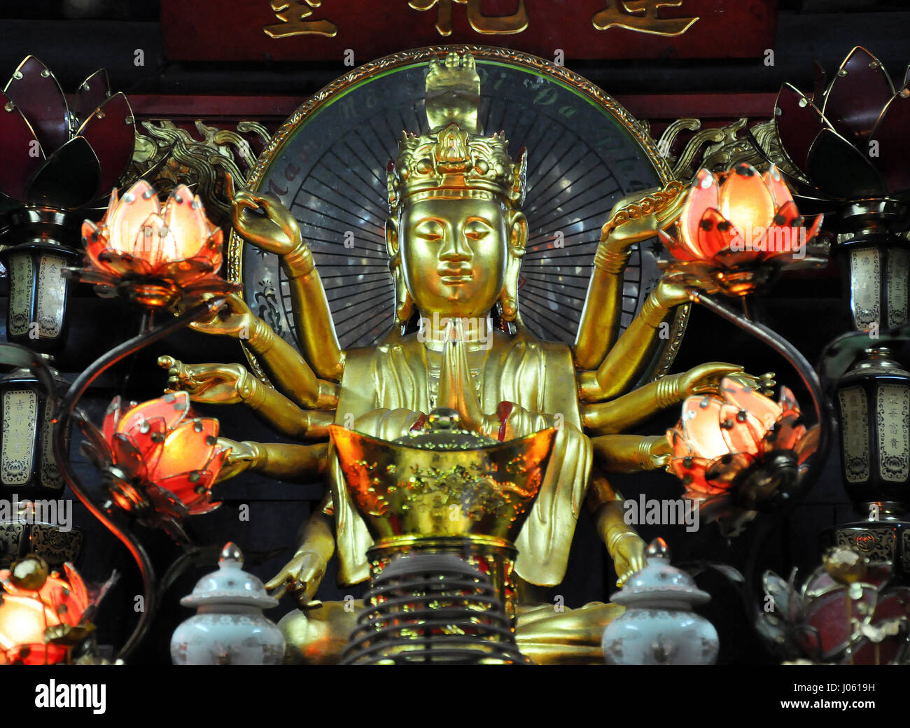HANOI, VIETNAM - 19 febbraio 2013: piccolo santuario dedicato a Avalokitesvara Boddhisatva all'interno della Pagoda su un pilastro di Hanoi Foto Stock