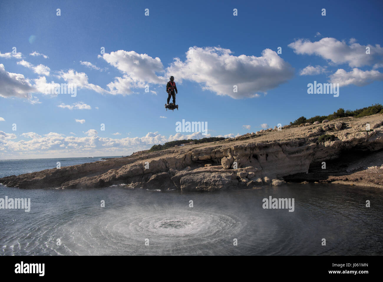 Nuovi filmati di un hoverboard incredibile dispositivo che può volare l'utente fino a 10.000 metri in aria è stato rilasciato per la vetrina eccitante volo. Emozionanti immagini e video show Franky Zapata dimostrando il dispositivo volo sopra l'oceano sul suo Flyboard aria, che può raggiungere una velocità di fino a otto-sei miglia all'ora. Altra azione riprese mostrano il Sig. Zapata passando sopra il mare come la forza dal Flyboard aria crea piccole ondulazioni sulla superficie dell'acqua. Foto Stock