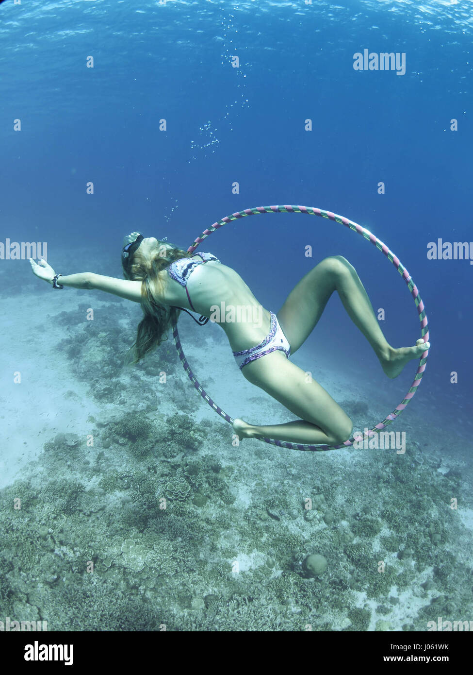 Soddisfare le splendide femmine campione freediver chi utilizza lo yoga per aiutarla a scoprire nuove profondità degli oceani di tutto il mondo. La serie di maestose le immagini e le riprese video mostrano lo yoga teacher trainer e freediver, Kate Middleton (29), che è in grado di trattenere il respiro per un incredibile sei-e-un-metà-minuti subacquea, esecuzione di camel yoga pone su di una piscina piano e colpisce un pongono all'interno di un hula hoop sul fondale. Altre fotografie mostrano Kate eseguendo ambiziose posizioni yoga sulla terra asciutta con un partner su una parete e colpendo in piedi di una divisa in una porta. Foto Stock