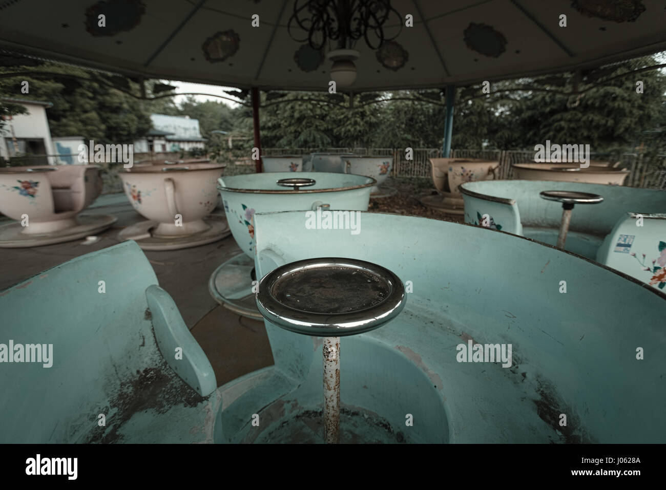 Teacups. NARA, Giappone: EERIE riprese video da un pietrificati coppia giovane ha rivelato un ultimo sguardo al più grande abbandonato il parco a tema del mondo prima che esso è dovuto per la completa demolizione. Il haunting immagini e video show un Disney-castello in stile graffiti-ed il trasporto in treno e fatiscenti edifici all'interno del parco nazionale di cancelli. Altre riprese mostrano il parco dalla parte superiore di un rollercoaster e altre attrazioni di scricchiolio che una volta realizzato il parco molto popolare. Le immagini e i video mostrano gli abbandonati Nara Dreamland parco a tema a Nara, Giappone e sono state prese da un americano esploratore urbano noto solo come Michael (20 Foto Stock