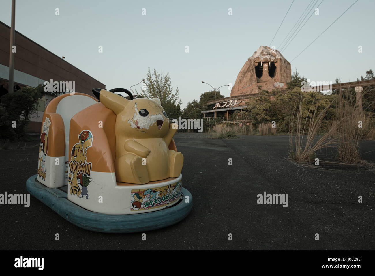 Pikachu auto. NARA, Giappone: EERIE riprese video da un pietrificati coppia giovane ha rivelato un ultimo sguardo al più grande abbandonato il parco a tema del mondo prima che esso è dovuto per la completa demolizione. Il haunting immagini e video show un Disney-castello in stile graffiti-ed il trasporto in treno e fatiscenti edifici all'interno del parco nazionale di cancelli. Altre riprese mostrano il parco dalla parte superiore di un rollercoaster e altre attrazioni di scricchiolio che una volta realizzato il parco molto popolare. Le immagini e i video mostrano gli abbandonati Nara Dreamland parco a tema a Nara, Giappone e sono state prese da un americano esploratore urbano noto solo come Michael Foto Stock