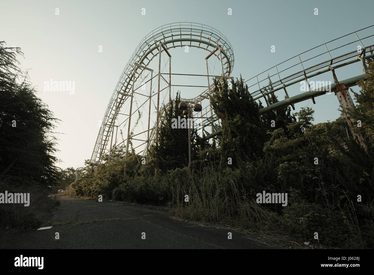 Vite coaster. NARA, Giappone: EERIE riprese video da un pietrificati coppia giovane ha rivelato un ultimo sguardo al più grande abbandonato il parco a tema del mondo prima che esso è dovuto per la completa demolizione. Il haunting immagini e video show un Disney-castello in stile graffiti-ed il trasporto in treno e fatiscenti edifici all'interno del parco nazionale di cancelli. Altre riprese mostrano il parco dalla parte superiore di un rollercoaster e altre attrazioni di scricchiolio che una volta realizzato il parco molto popolare. Le immagini e i video mostrano gli abbandonati Nara Dreamland parco a tema a Nara, Giappone e sono state prese da un americano esploratore urbano noto solo come Micha Foto Stock