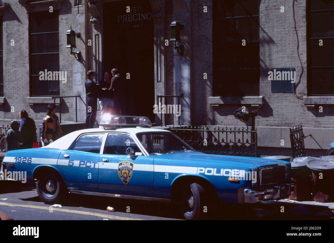 Quinto Distretto della stazione di polizia. Foto sorprendenti sono emersi che offrono uno spaccato della vita grintoso nella città di New York nel 1979. Le incredibili immagini prese da più di un decennio prima che il famoso "clean up" della città sotto il sindaco Rudolph Giuliani negli anni novanta, mostra alcuni dei Big Apple come punti di riferimento erano allora come Times Square, la Statua della Libertà e una struggente vista dall'interno del World Trade Center. Altri scatti di ritrarre l'altro lato della città che non dorme mai come Chinatown e il look di Harlem fatiscente e graffiti è spruzzato in tutta la metropolitana. I fermagli sono state prese dalla Australian Foto Stock