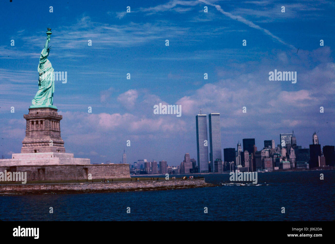 La Statua della Libertà. Foto sorprendenti sono emersi che offrono uno spaccato della vita grintoso nella città di New York nel 1979. Le incredibili immagini prese da più di un decennio prima che il famoso "clean up" della città sotto il sindaco Rudolph Giuliani negli anni novanta, mostra alcuni dei Big Apple come punti di riferimento erano allora come Times Square, la Statua della Libertà e una struggente vista dall'interno del World Trade Center. Altri scatti di ritrarre l'altro lato della città che non dorme mai come Chinatown e il look di Harlem fatiscente e graffiti è spruzzato in tutta la metropolitana. I fermagli sono state prese dalla Australian pensionato Ter Foto Stock