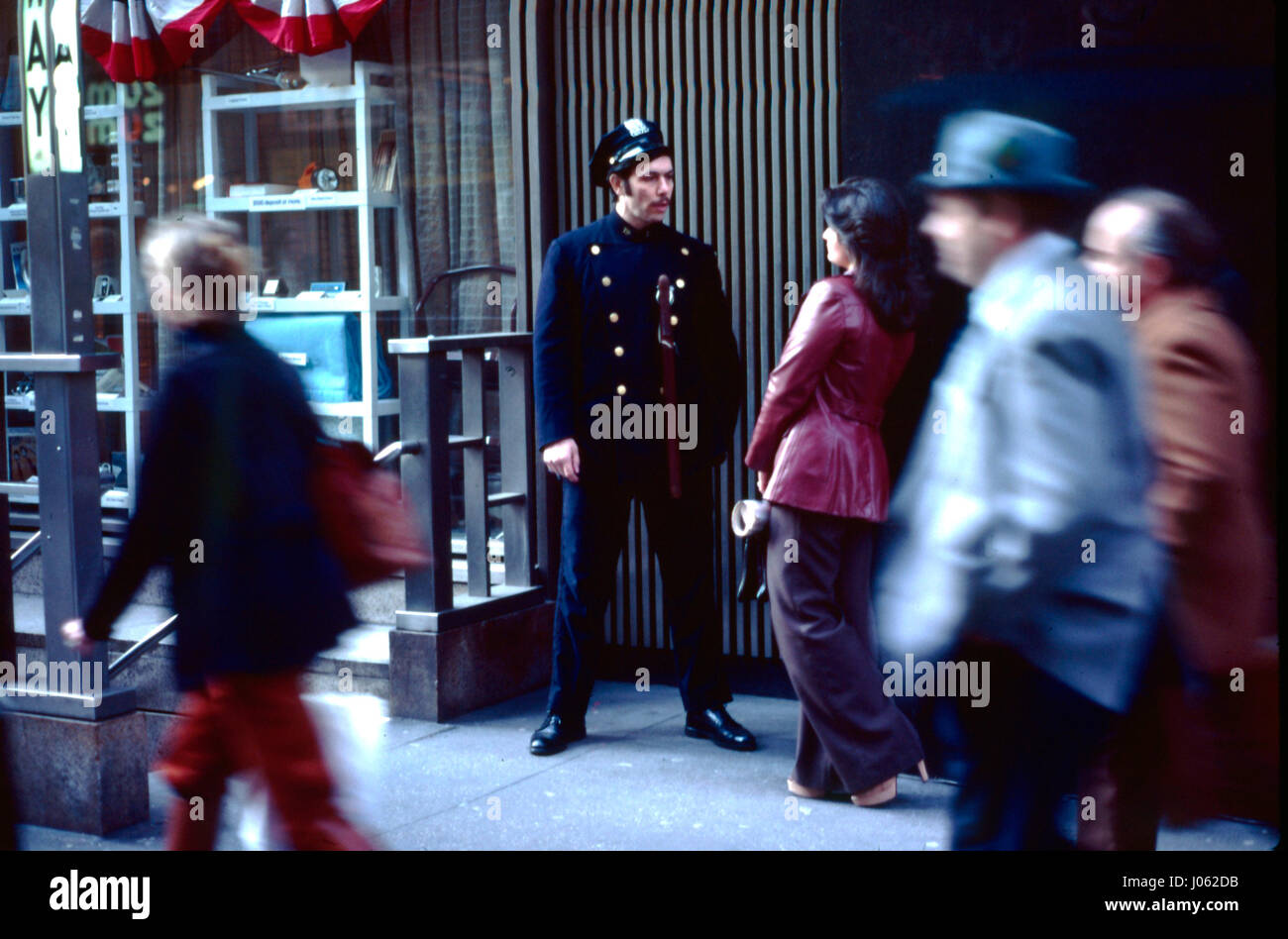 Foto sorprendenti sono emersi che offrono uno spaccato della vita grintoso nella città di New York nel 1979. Le incredibili immagini prese da più di un decennio prima che il famoso "clean up" della città sotto il sindaco Rudolph Giuliani negli anni novanta, mostra alcuni dei Big Apple come punti di riferimento erano allora come Times Square, la Statua della Libertà e una struggente vista dall'interno del World Trade Center. Altri scatti di ritrarre l'altro lato della città che non dorme mai come Chinatown e il look di Harlem fatiscente e graffiti è spruzzato in tutta la metropolitana. I fermagli sono state prese dal pensionato australiano Terry Dwyer (65), da Foto Stock