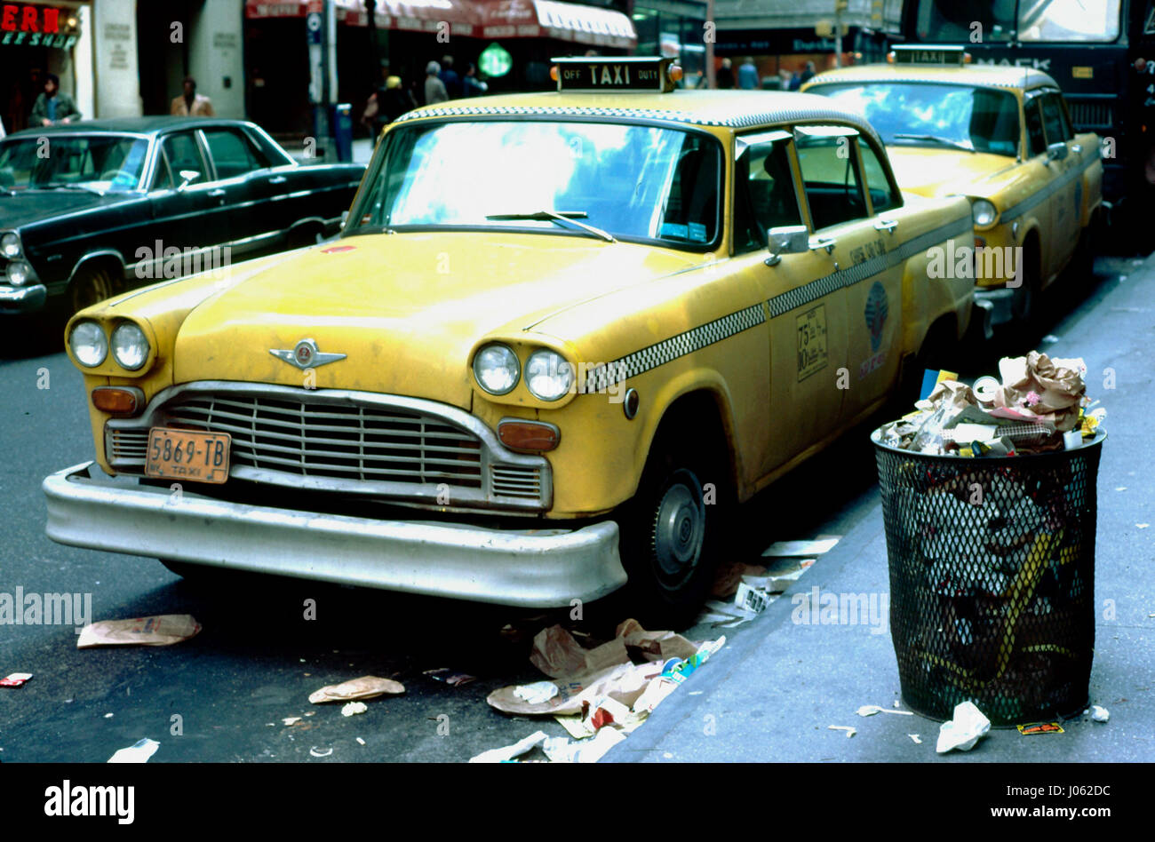 Foto sorprendenti sono emersi che offrono uno spaccato della vita grintoso nella città di New York nel 1979. Le incredibili immagini prese da più di un decennio prima che il famoso "clean up" della città sotto il sindaco Rudolph Giuliani negli anni novanta, mostra alcuni dei Big Apple come punti di riferimento erano allora come Times Square, la Statua della Libertà e una struggente vista dall'interno del World Trade Center. Altri scatti di ritrarre l'altro lato della città che non dorme mai come Chinatown e il look di Harlem fatiscente e graffiti è spruzzato in tutta la metropolitana. I fermagli sono state prese dal pensionato australiano Terry Dwyer (65), da Foto Stock