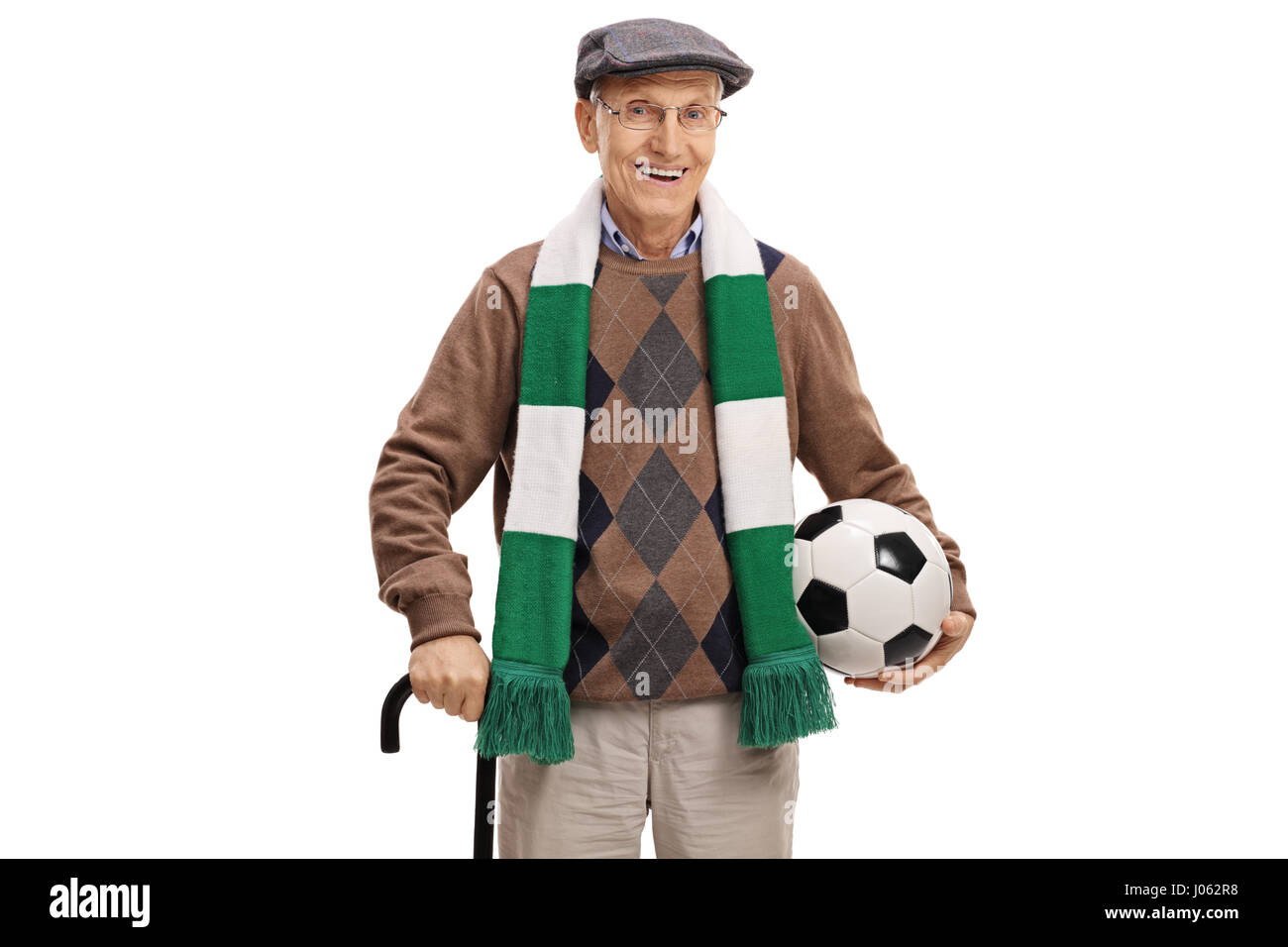 Anziani tifoso di calcio con una sciarpa e un isolato di calcio su sfondo bianco Foto Stock