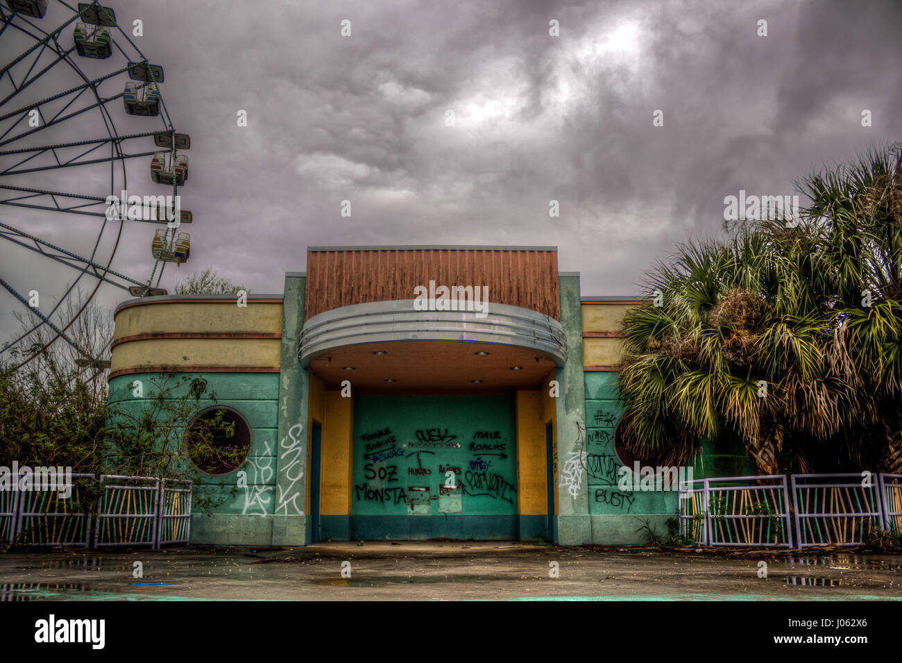 NEW ORLEANS: emozionanti immagini sono state rilasciate che mostra la dimenticato passato di un abbandonato parco a tema che ha sofferto più di $ 32 milioni di euro di danni dall'uragano Katrina. La serie di haunting immagini mostrano rovinato gli armadietti che avrebbe una volta tenere la 140 acri di parco vuota è la ricerca di emozioni dei visitatori come gli averi di cui godevano i Looney Toons e fumetti di CC attrazioni e calpestato un orsacchiotto di peluche che potrebbero essere stati ancora una volta un premio amato souvenir o quando l'ultima corsa arrestato oltre un decennio fa. Più scatti dimostrano come madre natura ha chiesto la restituzione di quello che una volta era la sua. Incolto vertigo indurre scende e Foto Stock