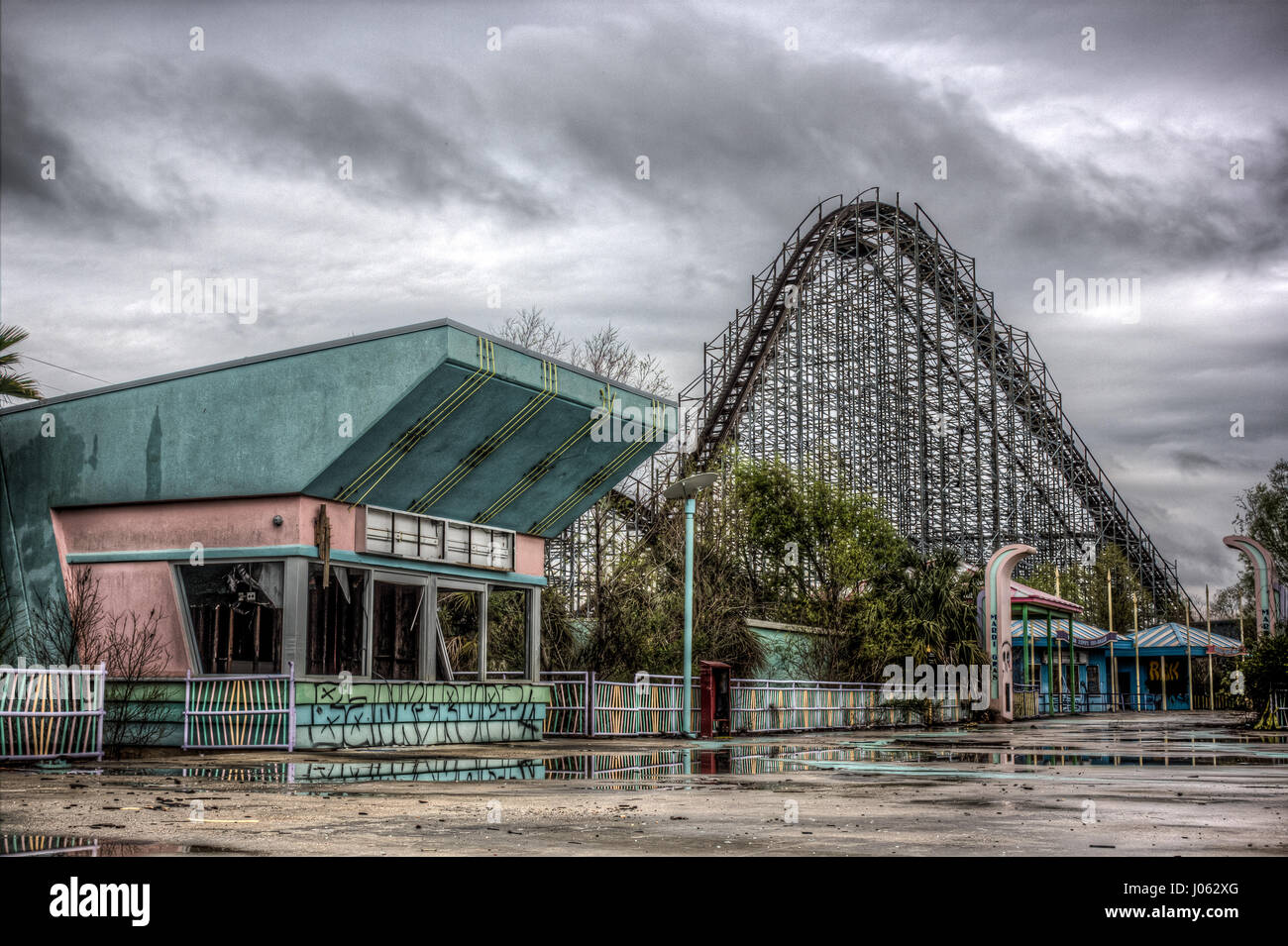 NEW ORLEANS: emozionanti immagini sono state rilasciate che mostra la dimenticato passato di un abbandonato parco a tema che ha sofferto più di $ 32 milioni di euro di danni dall'uragano Katrina. La serie di haunting immagini mostrano rovinato gli armadietti che avrebbe una volta tenere la 140 acri di parco vuota è la ricerca di emozioni dei visitatori come gli averi di cui godevano i Looney Toons e fumetti di CC attrazioni e calpestato un orsacchiotto di peluche che potrebbero essere stati ancora una volta un premio amato souvenir o quando l'ultima corsa arrestato oltre un decennio fa. Più scatti dimostrano come madre natura ha chiesto la restituzione di quello che una volta era la sua. Incolto vertigo indurre scende e Foto Stock