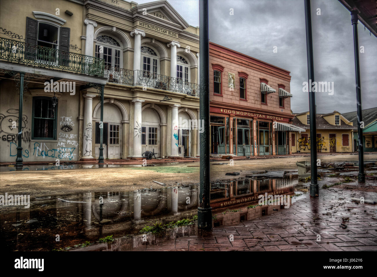 NEW ORLEANS: emozionanti immagini sono state rilasciate che mostra la dimenticato passato di un abbandonato parco a tema che ha sofferto più di $ 32 milioni di euro di danni dall'uragano Katrina. La serie di haunting immagini mostrano rovinato gli armadietti che avrebbe una volta tenere la 140 acri di parco vuota è la ricerca di emozioni dei visitatori come gli averi di cui godevano i Looney Toons e fumetti di CC attrazioni e calpestato un orsacchiotto di peluche che potrebbero essere stati ancora una volta un premio amato souvenir o quando l'ultima corsa arrestato oltre un decennio fa. Più scatti dimostrano come madre natura ha chiesto la restituzione di quello che una volta era la sua. Incolto vertigo indurre scende e Foto Stock