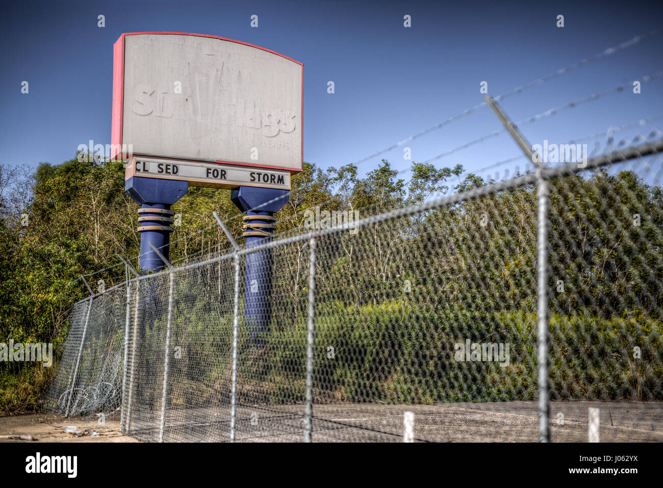 NEW ORLEANS: emozionanti immagini sono state rilasciate che mostra la dimenticato passato di un abbandonato parco a tema che ha sofferto più di $ 32 milioni di euro di danni dall'uragano Katrina. La serie di haunting immagini mostrano rovinato gli armadietti che avrebbe una volta tenere la 140 acri di parco vuota è la ricerca di emozioni dei visitatori come gli averi di cui godevano i Looney Toons e fumetti di CC attrazioni e calpestato un orsacchiotto di peluche che potrebbero essere stati ancora una volta un premio amato souvenir o quando l'ultima corsa arrestato oltre un decennio fa. Più scatti dimostrano come madre natura ha chiesto la restituzione di quello che una volta era la sua. Incolto vertigo indurre scende e Foto Stock